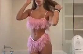 Carolina Samani – Sexy in pink…